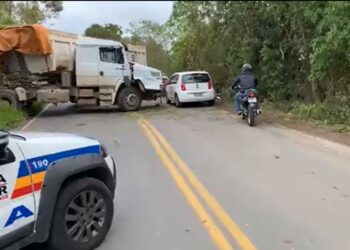 Caminhão bate em poste na zona leste de Poços de Caldas