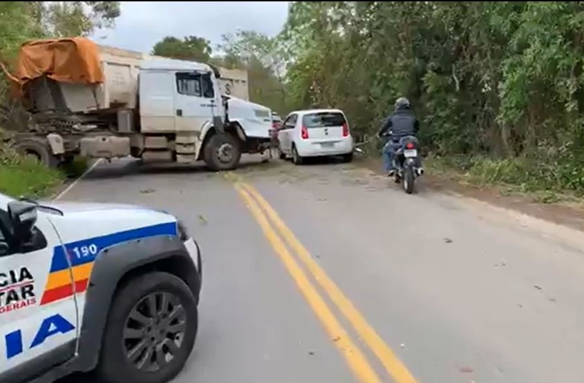 Caminhão bate em poste na zona leste de Poços de Caldas