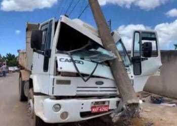 Caminhão bate em poste na zona sul de Poços