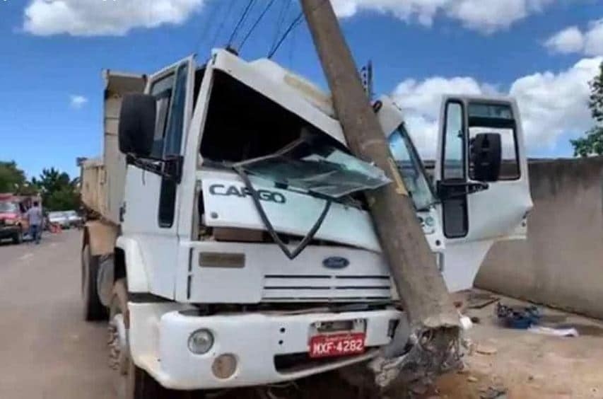 Caminhão bate em poste na zona sul de Poços