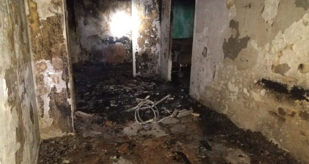 Após incêndio, casa fica parcialmente destruída na zona sul de Poços de Caldas