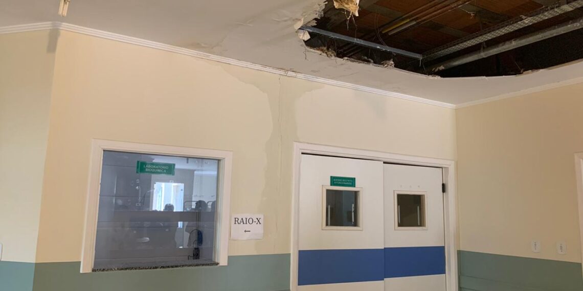 Parte de forro de Hospital cai em Poços de Caldas