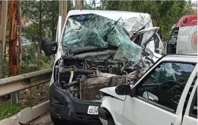Grave acidente na BR 459 envolve van funerária e carro de Poços; três pessoas morreram