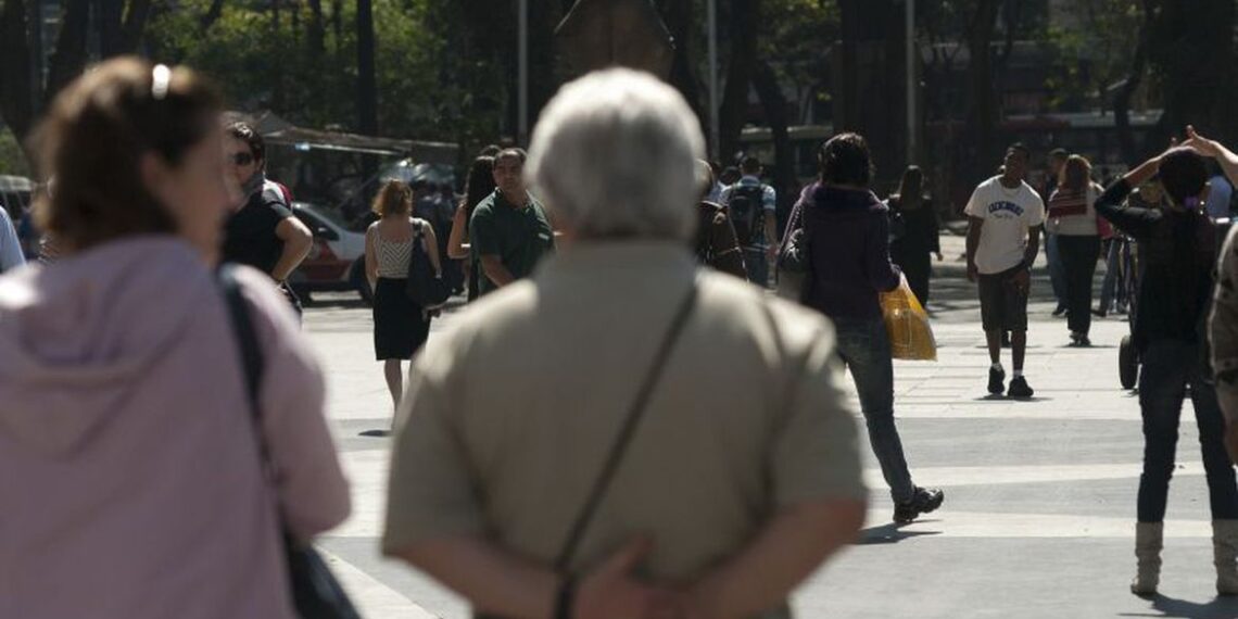 Especialistas alertam sobre saques em cartões de crédito consignados