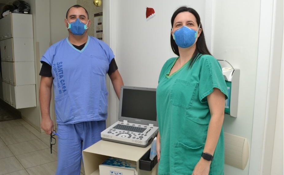 PUC Minas Poços de Caldas entrega ultrassom para Santa Casa do município