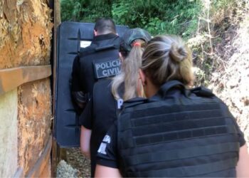 Policiais civis de Poços visitam grupo de operações especiais Tigre