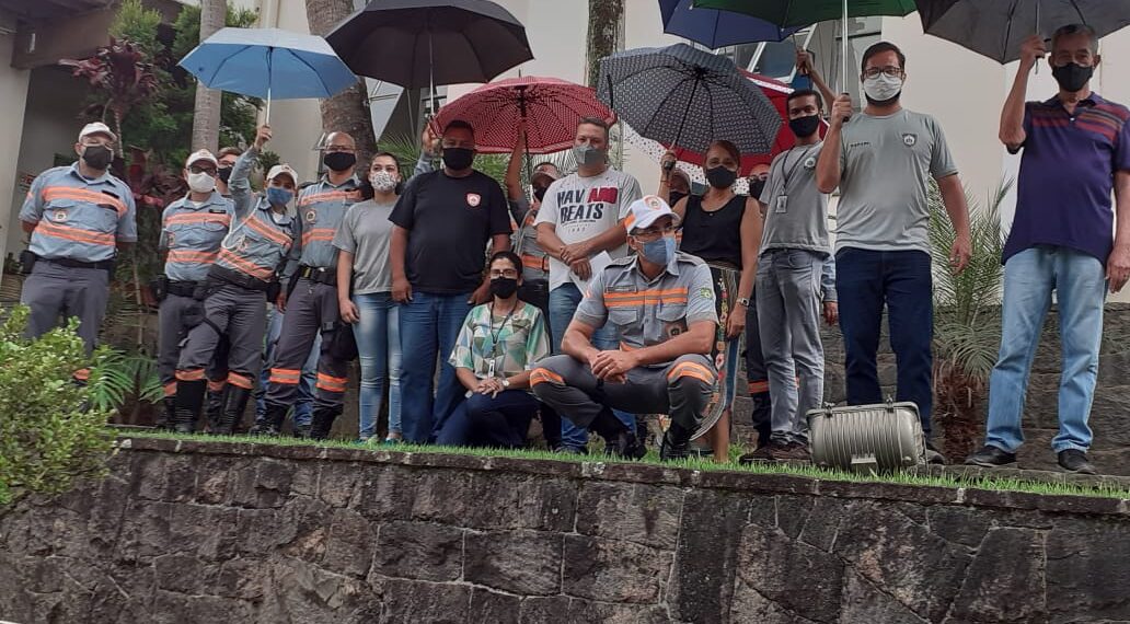 Equipes do Demutran e Defesa Civil homenageiam pintor vítima de chacota enquanto trabalha