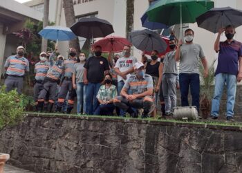 Equipes do Demutran e Defesa Civil homenageiam pintor vítima de chacota enquanto trabalha