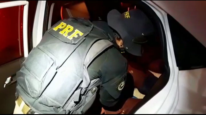 PRF de Poços detém três suspeitos e resgata sete galos de rinha