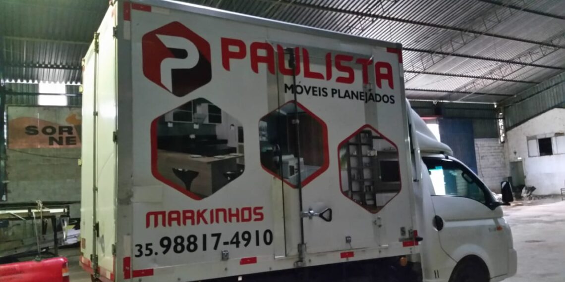 Bandidos arrombam duas lojas e furtam produtos e um caminhão