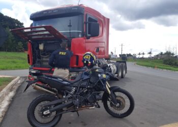 Caminhão com identificação adulterada é apreendido em Poços