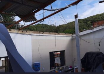 Família tem casa destelhada após forte chuva em Poços de Caldas