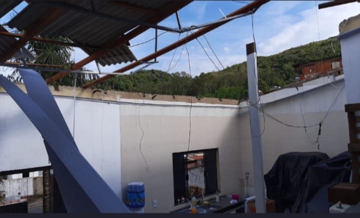 Família tem casa destelhada após forte chuva em Poços de Caldas