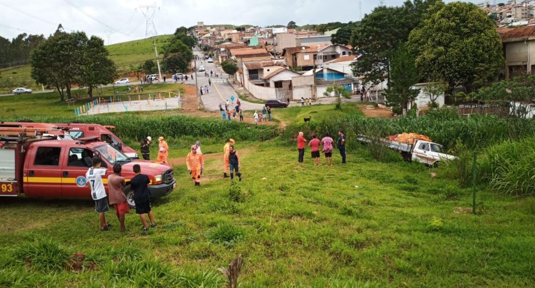 Motorista perde controle de caminhão de mudança e cai em brejo