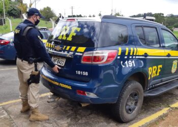 Passageiro foragido por tráfico de drogas é preso pela PRF