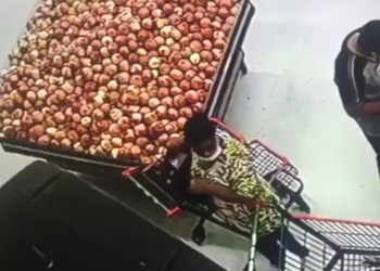 Mulher é flagrada furtando dentro de supermercado em Poços