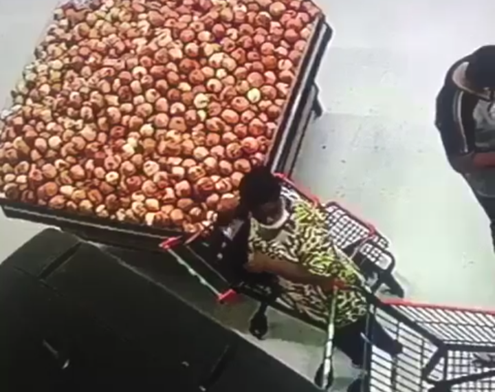 Mulher é flagrada furtando dentro de supermercado em Poços