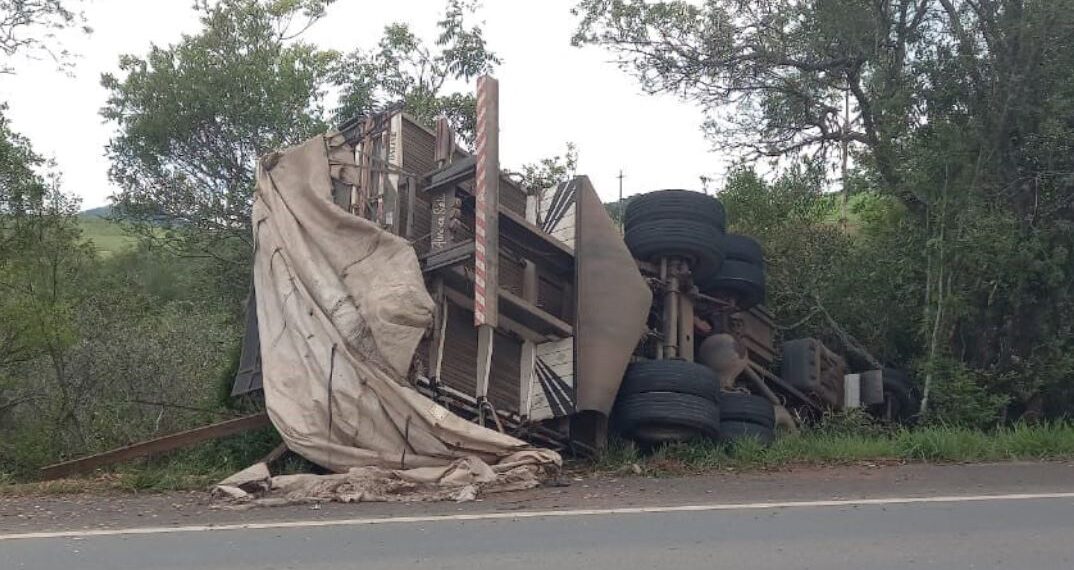 Caminhão tomba na BR-459