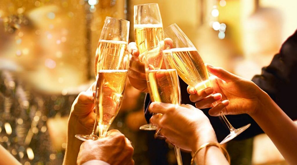 Eventos públicos ou privados, inclusive confraternizações, não podem ter mais do que 30 pessoas