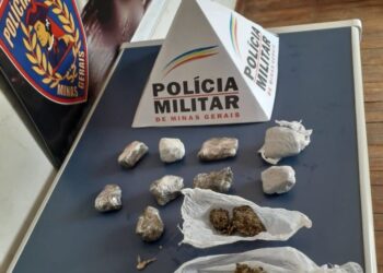Com ajuda do cão de faro, PM apreende menor e prende suspeito por tráfico de drogas