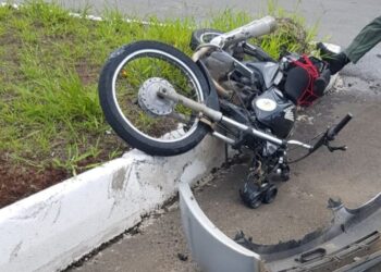 Jovem fica ferido em grave acidente na Avenida Alcoa