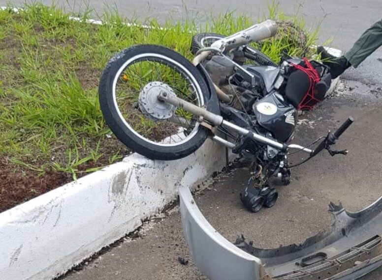 Jovem fica ferido em grave acidente na Avenida Alcoa