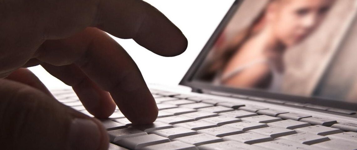 Afixação de cartaz de combate à pedofilia e cyberpedofilia é obrigatória em Poços de Caldas