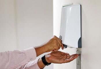 Estabelecimentos com caixas eletrônicos que não fornecerem dispenser de álcool gel podem pagar multa de até 5 mil reais