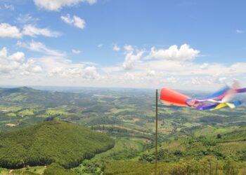 Corpo de Bombeiros é acionado para socorrer turista após voo livre em Poços de Caldas