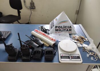 PM aprende drogas, moto e rádios HT com adolescente