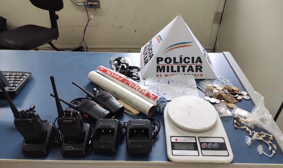 PM aprende drogas, moto e rádios HT com adolescente