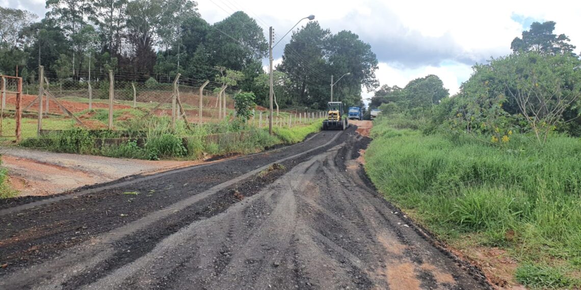 Asfalto retirado da rodovia do Contorno é reaproveitado para cascalhar estradas de terra
