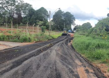 Asfalto retirado da rodovia do Contorno é reaproveitado para cascalhar estradas de terra