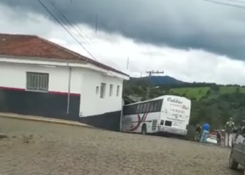 Ônibus bate em garagem da Polícia Militar e Civil em Caldas