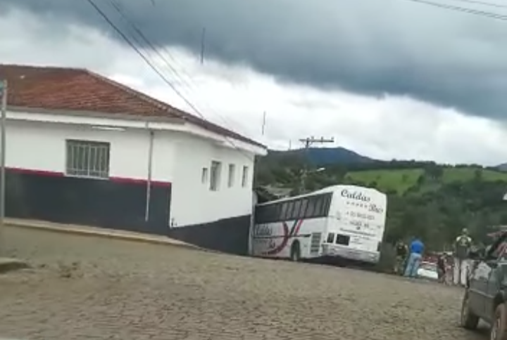 Ônibus bate em garagem da Polícia Militar e Civil em Caldas