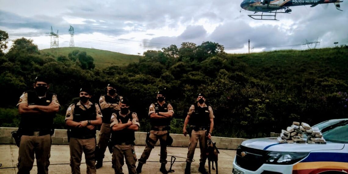 Polícia Militar apreende 24 barras de maconha, em Poços de Caldas