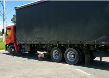 Motociclista fica ferido em acidente envolvendo caminhão, em Poços de Caldas