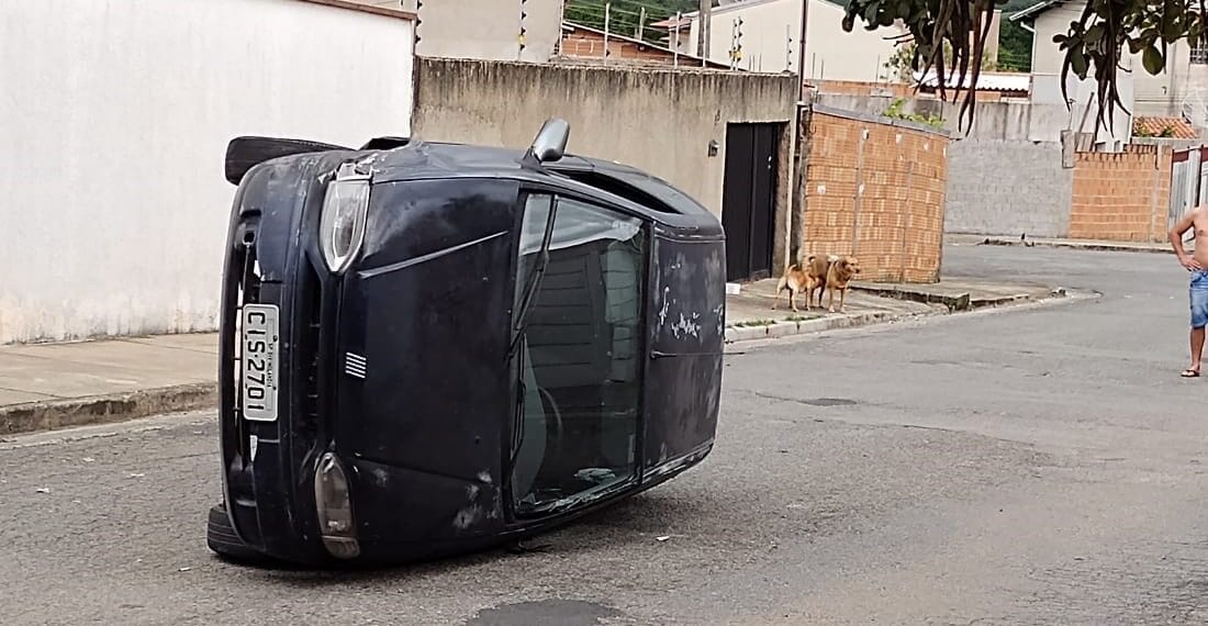 Motorista bate carro em outros veículos, tomba e foge do local com suspeitas de embriaguez