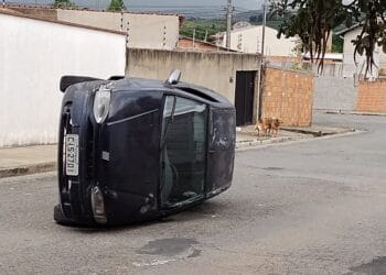 Motorista bate carro em outros veículos, tomba e foge do local com suspeitas de embriaguez