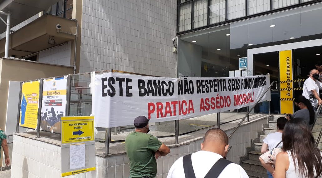 SINTRAF realiza manifestação em Poços de Caldas, contra reestruturação do Banco do Brasil