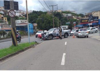 Acidente deixa duas pessoas feridas em avenida de Poços