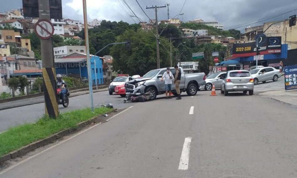 Acidente deixa duas pessoas feridas em avenida de Poços