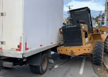 Caminhão bate em pá carregadeira em Poços de Caldas