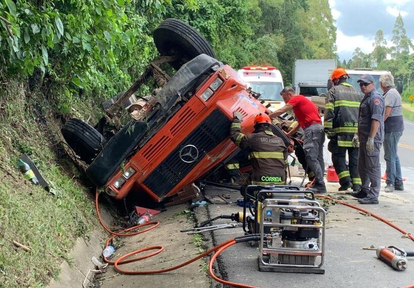 Caminhoneiro de Poços de Caldas morre em acidente na SP-342