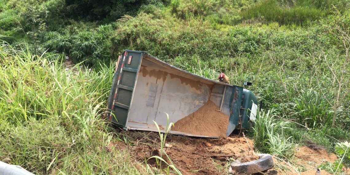 Caminhão tomba na BR 146 e motorista fica ferido