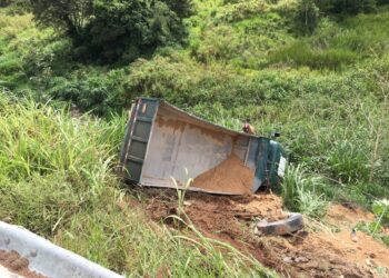 Caminhão tomba na BR 146 e motorista fica ferido