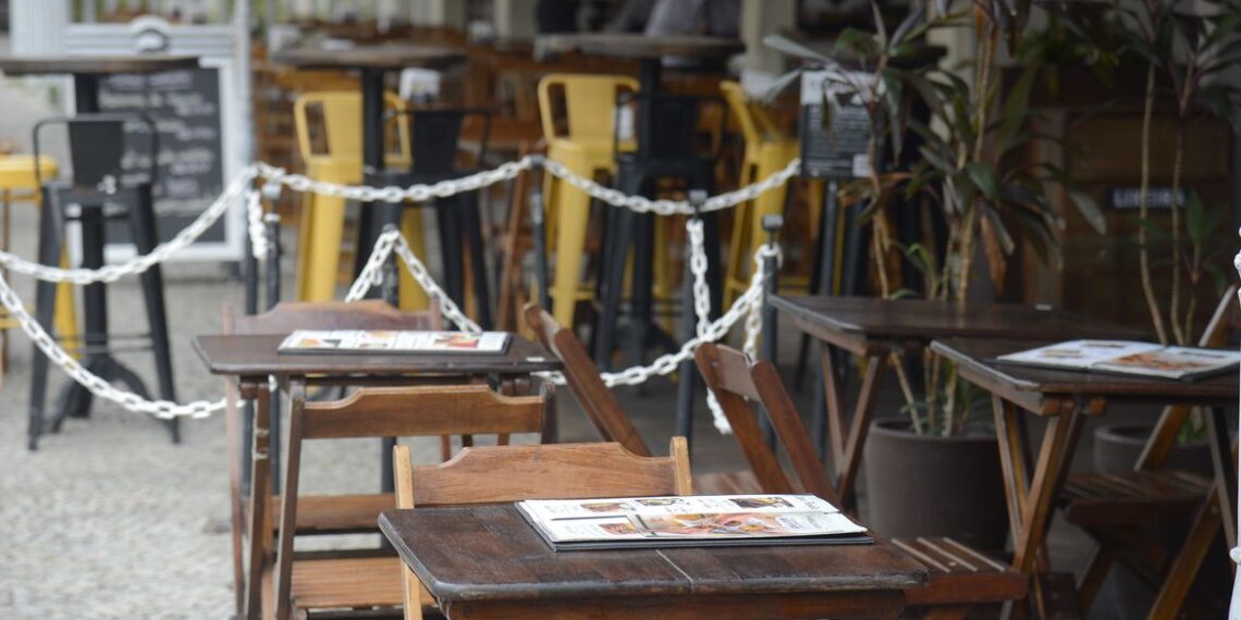 Comitê restringe horário de bares, restaurantes e libera jantares em locais de eventos