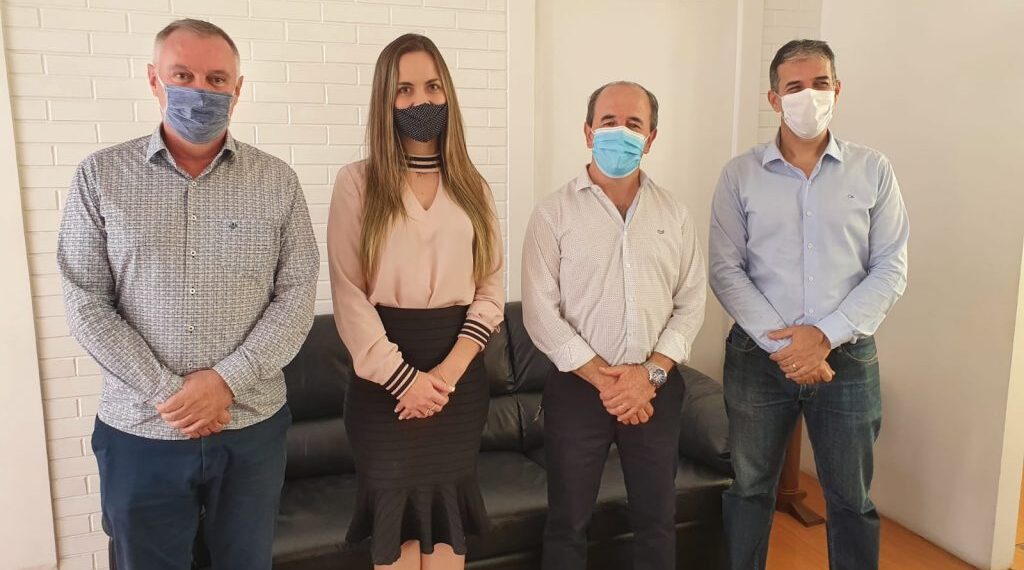 Prefeito anuncia secretário e procuradora geral do município