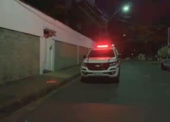 Bandidos invadem residência, amarram casal e levam dinheiro, arma, jóias e vários objetos