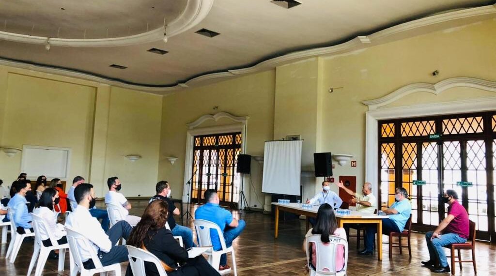 Secretaria de Turismo realiza reunião com hoteleiros